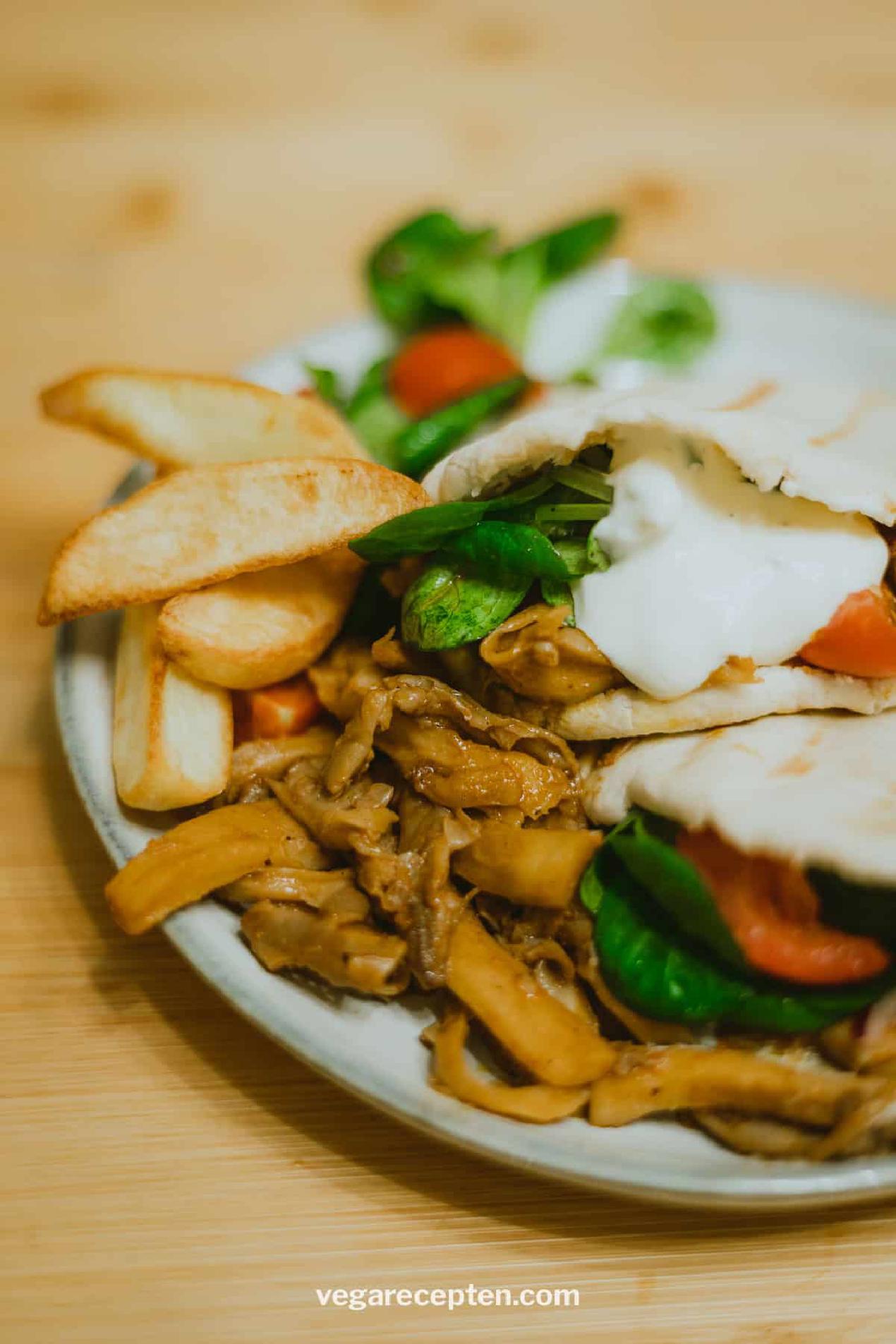 Shoarma van oesterzwammen, met patat en salade