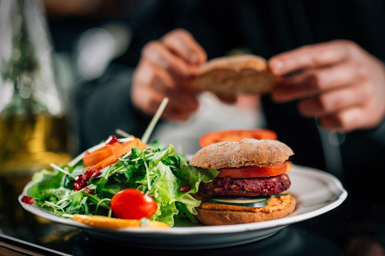 Vegan hamburger met salade