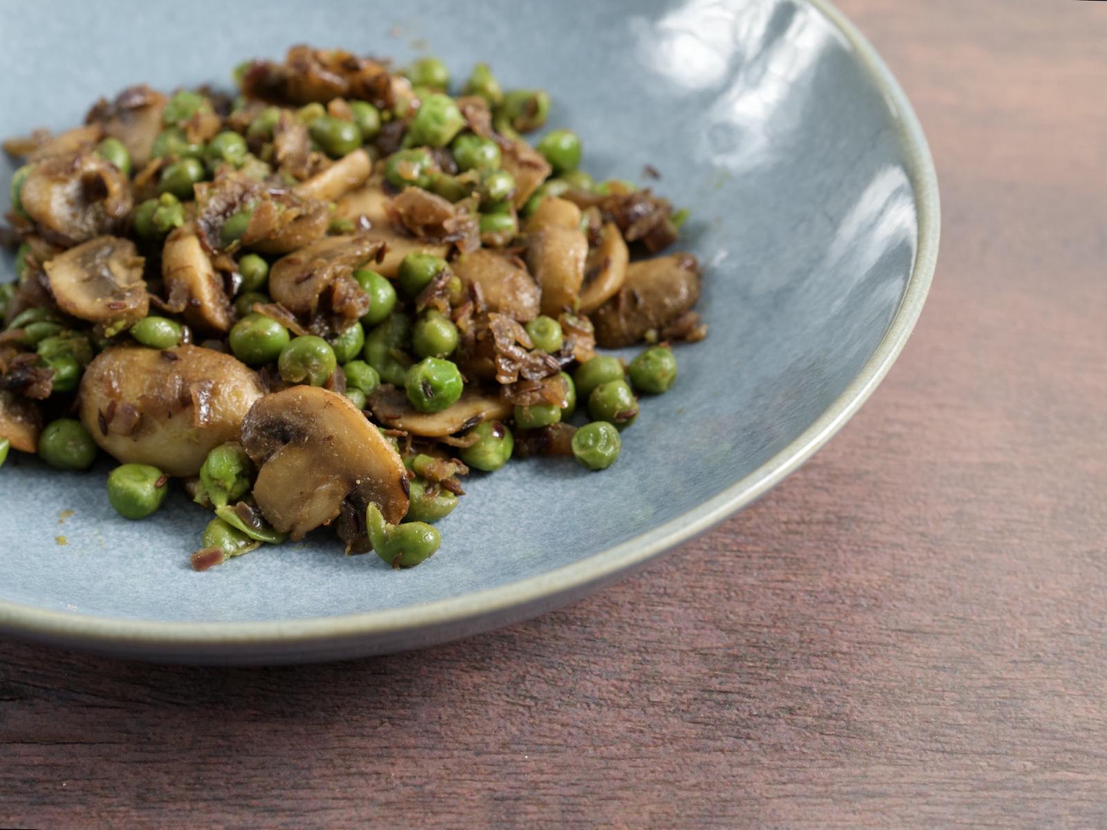 Mutter Masala Met Champignons titelfoto